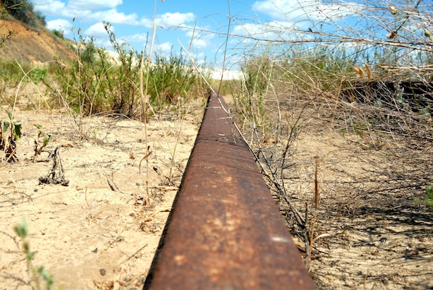 Ferrocarril oxidado un riel líder en cantera de arena