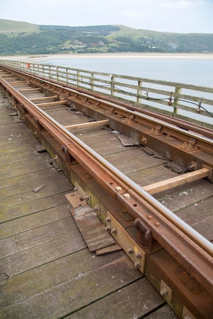 Ferrocarril en el puente ferroviario de Barmouth, Gales, Reino Unido