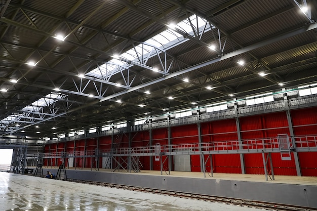 El ferrocarril que conduce a un enorme hangar para almacenar productos en la empresa.