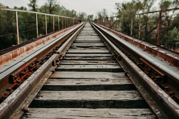 Ferrocarril que se extiende en la distancia hasta el puente