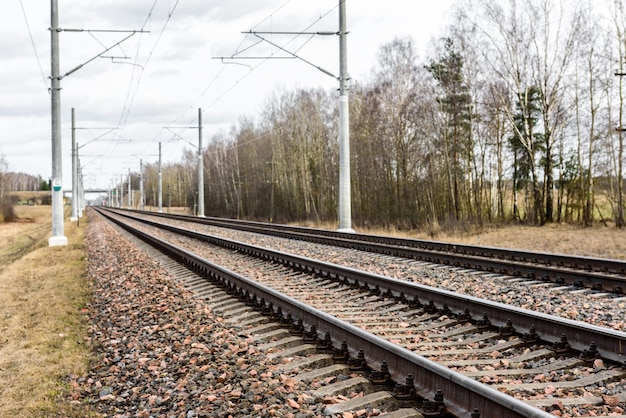 Ferrocarril con redes eléctricas.