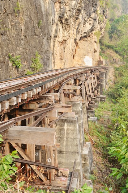 ferrocarril en el río Kwai en Tailandia