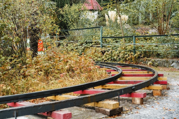 Ferrocarril de tren para niños en el parque.