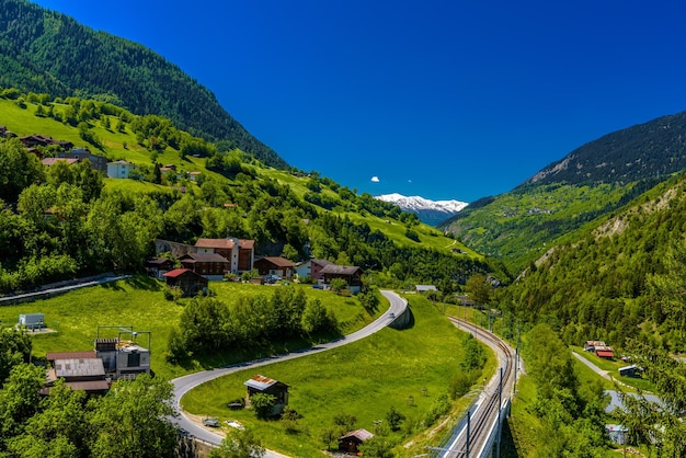 Ferrocarril en el valle de las montañas de los Alpes Moerel Filet Oestlich Raron Wallis Valais Suiza