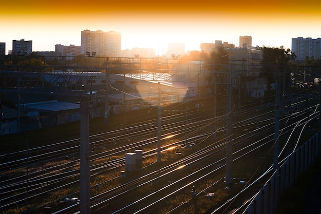 Ferrocarriles diagonales al atardecer con fondo de fuga de luz hd