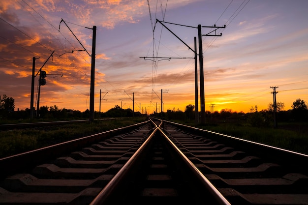 Ferrovia ao pôr do sol Transporte ferroviário de mercadorias e passageiros
