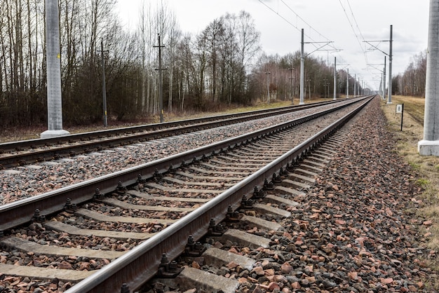 Ferrovia com redes elétricas.