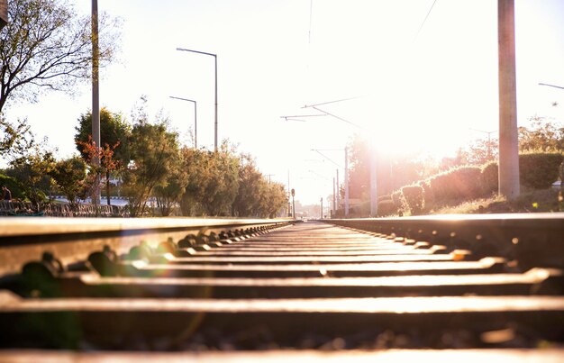 Foto ferrovia contra o céu limpo