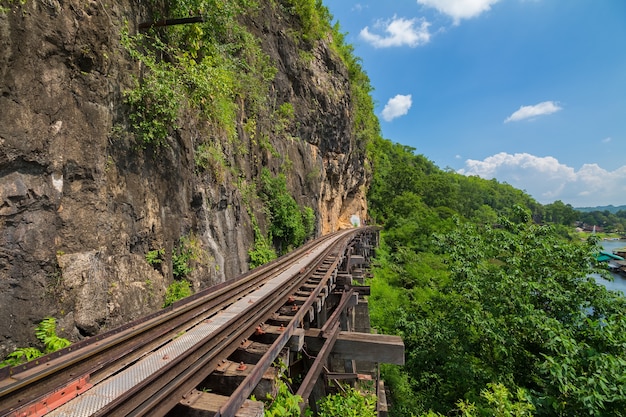 Ferrovia da morte ao longo do rio Kwai em Kanchanaburi, Tailândia