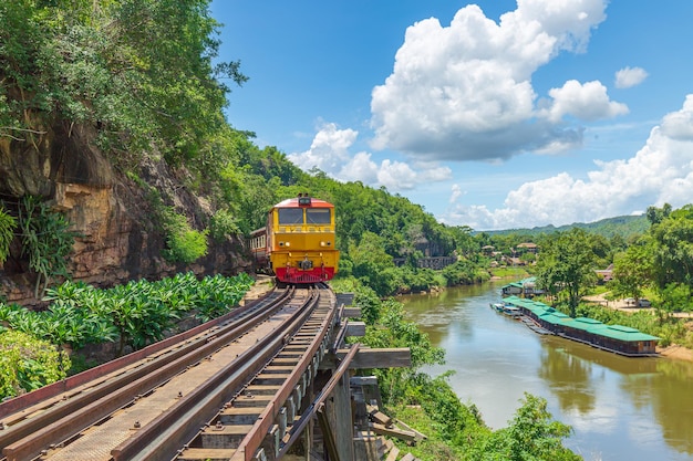 Ferrovia da Morte com trem Lugar famoso em Kanchanaburi Tailândia