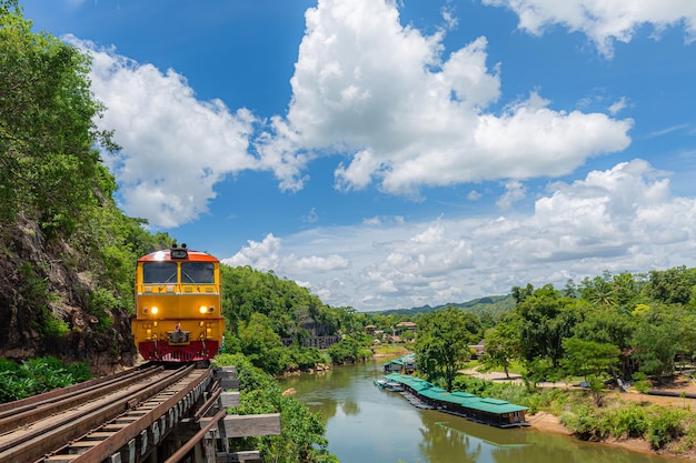 Ferrovia da Morte com trem Lugar famoso em Kanchanaburi Tailândia