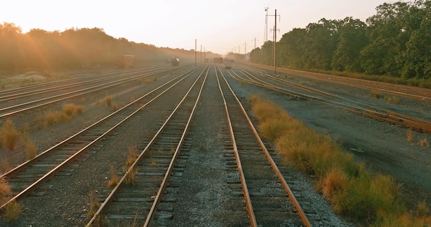 Ferrovia de plataforma em ferrovia em movimento nas linhas principais ao pôr do sol com vista aérea