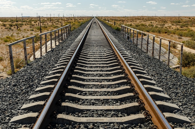 Ferrovia de via única na estepe do Cazaquistão