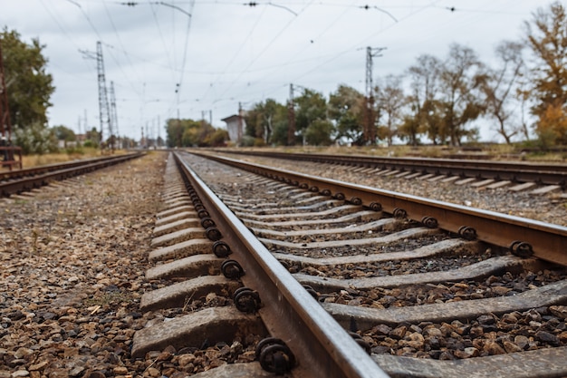 Ferrovia longa com pedras