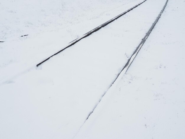 Ferrovia na neve Trilhos cobertos por uma tempestade de neve Serviço ferroviário Remoção de neve Conceito de transporte Derivações de neve e derivas Condições climáticas difíceis