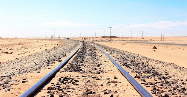 ferrovia no deserto