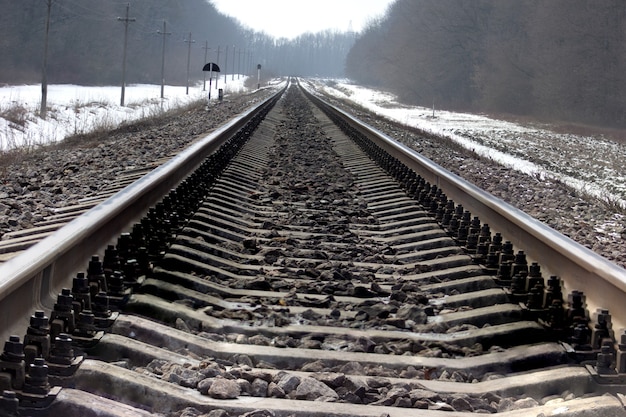 Ferrovia no inverno. Trilhos vazios.