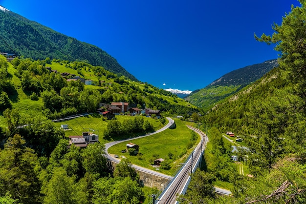 Ferrovia no vale das montanhas dos Alpes Moerel Filet Oestlich Raron Wallis Valais