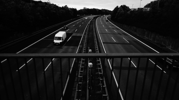 Foto ferrovia passando por árvores