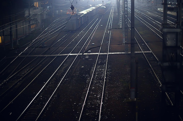 ferrovia trilhos noturnos paisagem na estação ferroviária nevoeiro outono