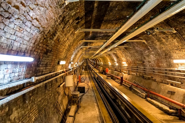 Ferrovia vazia no túnel para design em condições de pouca luz