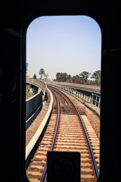 Ferrovia vista de dentro do trem