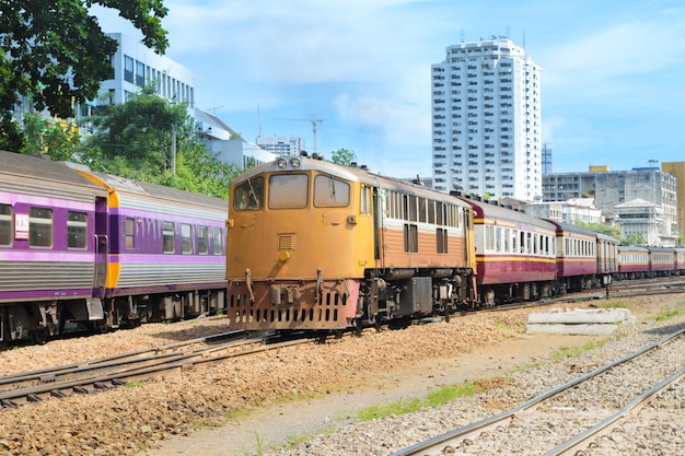 Ferroviária de trem tailandesa pública