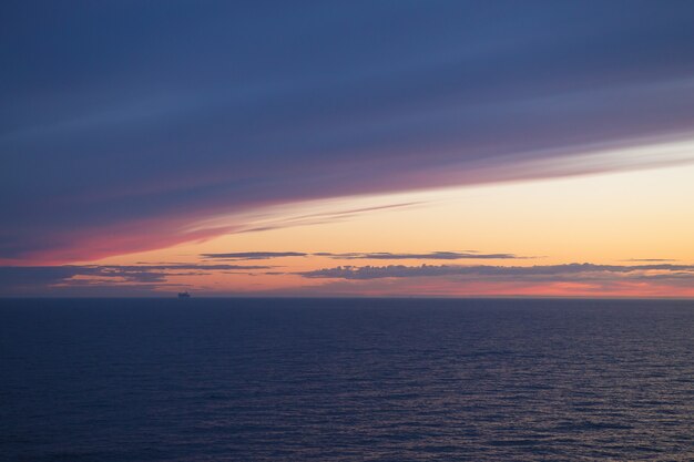 Ferry al atardecer. Muy bello cielo.