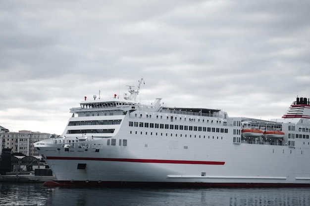 Ferry ancorado no porto