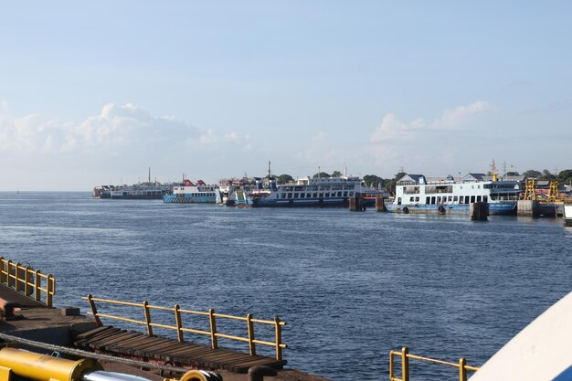 Foto el ferry atracará en el puerto de gilimanuk bali indonesia