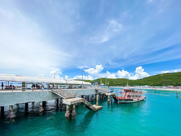 Foto ferry avanzando hacia la costa en koh larn en el puerto de tawaen