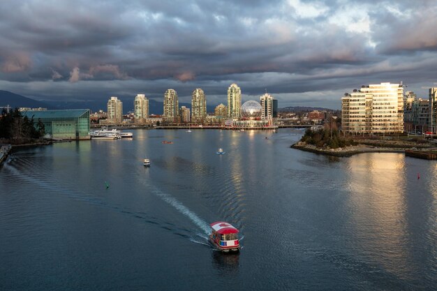 Ferry boat com bandeira canadense no centro de Vancouver