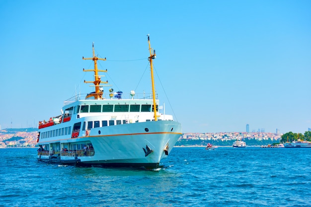 Ferry en el Bósforo, Estambul, Turquía