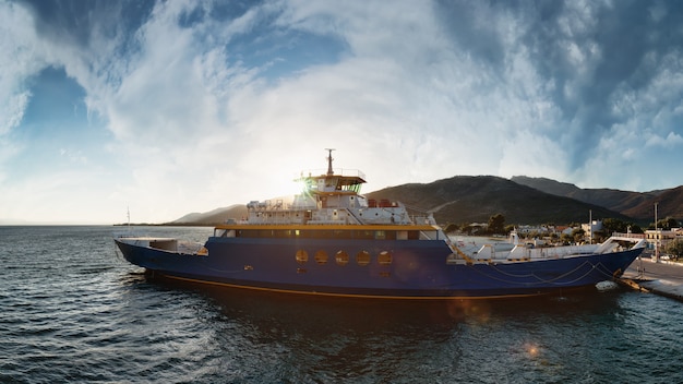 Ferry de carga o descarga por un muelle del puerto de Tasos Grecia