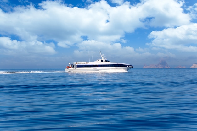 ferry crucero Ibiza a Formentera con Es Vedra