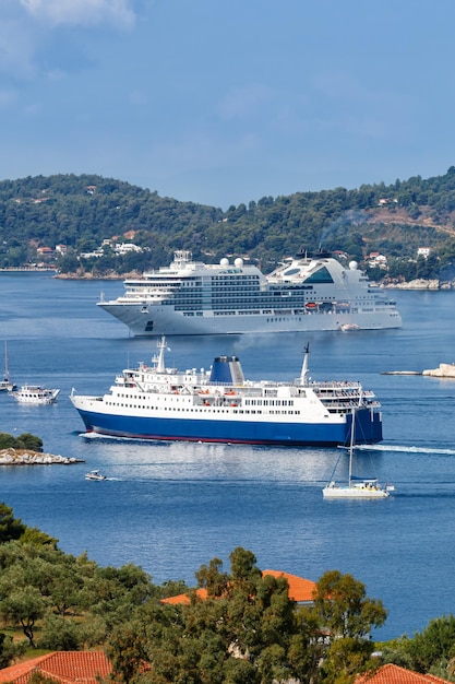 Foto ferry de cruceros y barcos de viaje formato de retrato en el mar mediterráneo isla egea de skiathos grecia