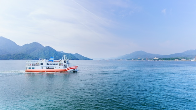 Ferry cruzando el mar interior entre Miyajimaguchi y la isla de Miyajima Hiroshima, Japón