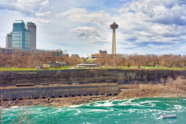 Ferry de excursão no rio Niagara da parte canadense. O rio Niagara é uma fronteira entre os Estados Unidos da América e o Canadá.