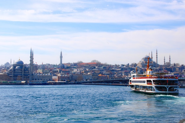 Un ferry está en el agua frente a un paisaje urbano Estambul Turquía