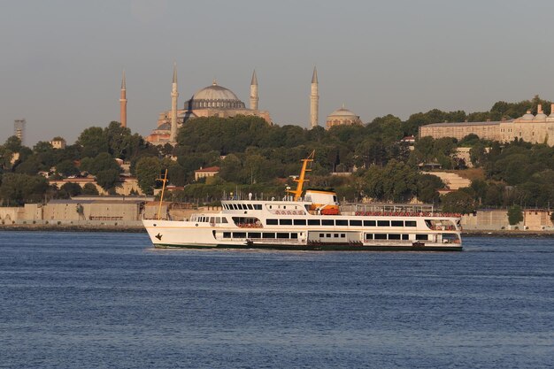 Ferry en el estrecho del Bósforo Estambul Turquia