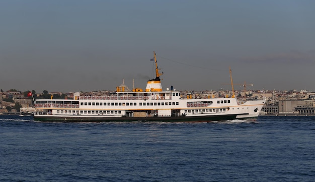 Ferry en el estrecho del Bósforo Estambul Turquia