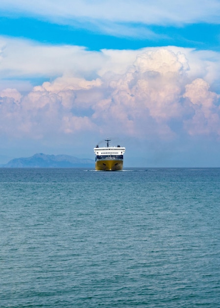 Ferry en la isla griega de Cefalonia en Grecia en el Mar Jónico