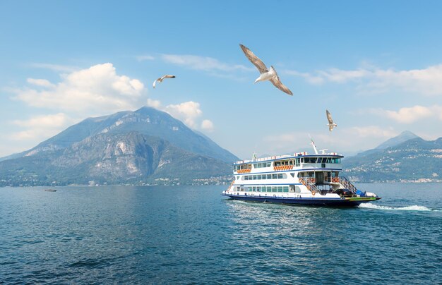 Ferry en el lago de Como, Italia