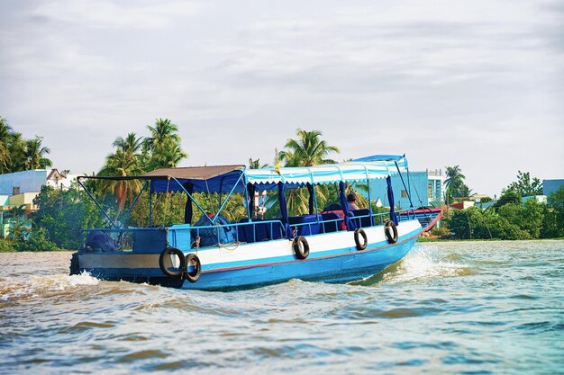 Ferry en el mercado flotante en el delta del Mekong en Can Tho, Vietnam