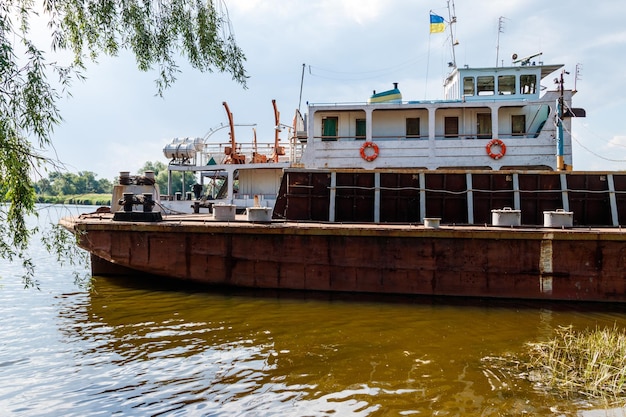 Ferry en el muelle sobre el río Dnieper Ucrania