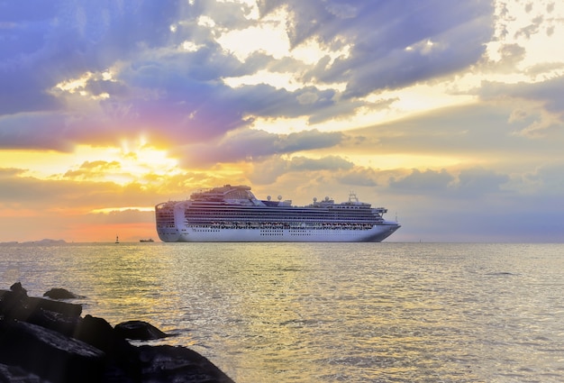 Foto ferry navegando para o mar o pôr do sol brilhante