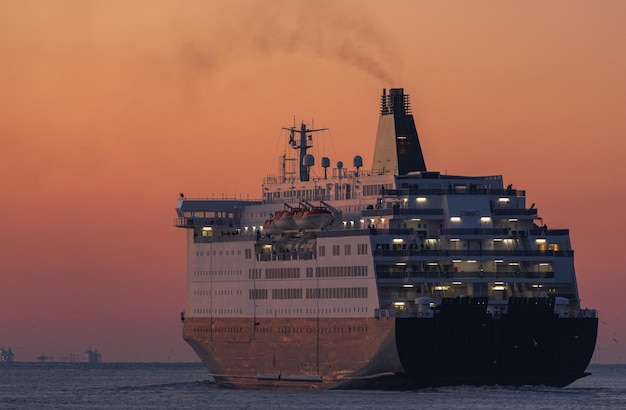 Ferry en el océano durante la puesta de sol