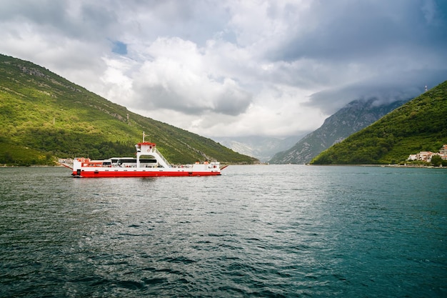 Ferry de pasajeros en la bahía de Kotor