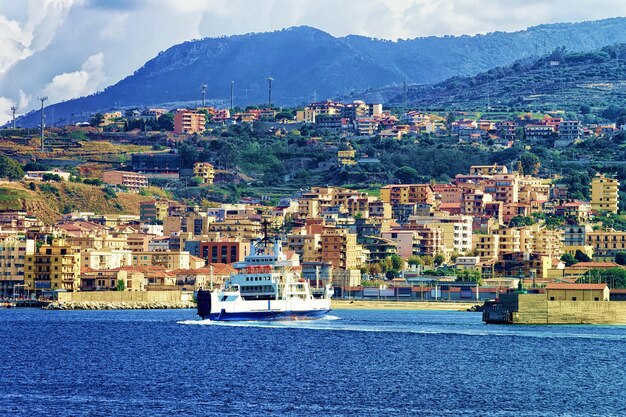 Ferry de pasajeros en el Mar Mediterráneo en Reggio Calabria, en Italia