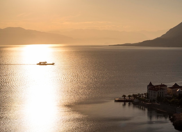 Ferry y puesta de sol en el balneario griego Loutra Edipsou en la isla Evia Eubea en Grecia